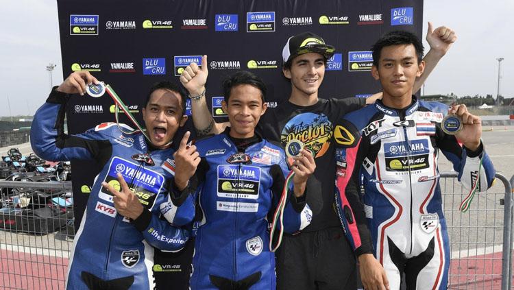 Anggi%20Setiawan%20%28kiri%29%20menunjukkan%20medali%20pertama%20yang%20diraihnya%20di%20Akademi%20Valentino%20Rossi.