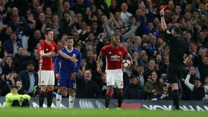 Ander Herrera dikartu merah oleh Michael Oliver Copyright: Rob Newell - CameraSport / Getty Images