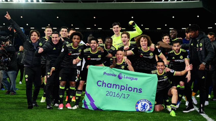 Skuat Chelsea merayakan kemenangan mereka.