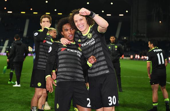 David Luiz (kanan) merayakan kemenangan Chelsea bersama rekan setim dan juga kompatriotnya dari Brasil, Willian. Copyright: Darren Walsh/GettyImages