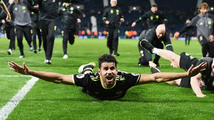 Striker Chelsea, Diego Costa berselebrasi merayakan gelar juara Liga Primer Inggris musim 2016/17. Copyright: Michael Regan/Getty Images
