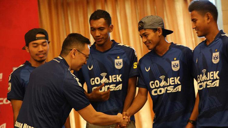 Para pemain PSIS Semarang saat peresmian kerja sama dengan sponsor anyar. Copyright: Istimewa