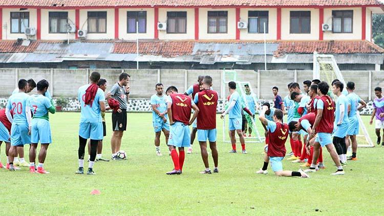 Simon McMenemy meminta armadanya fokus dan meraih 3 angka saat menjamu Semen Padang. Copyright: Media Bhayangkara FC