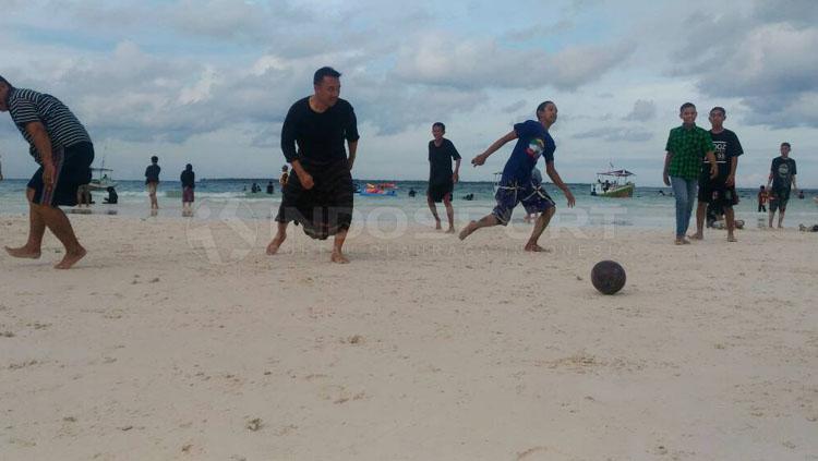 Menpora, Imam Nahrawi bermain sepakbola di pantai Tanjung Bira Kab. Bulukumba Sulawesi Selatan. Copyright: Zainal Hasan/INDOSPORT