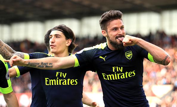 Olivier Giroud (kanan) mencetak 2 dari 4 gol Arsenal ke gawang Stoke City. Copyright: Richard Heathcote/Getty Images