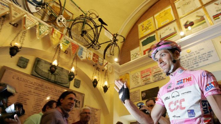 Petenis Italia Ivan Basso, yang mengenakan kaos pink tengah mengunjungi kapel Ghisallo selama Giro di Italia 2006. Copyright: edition.cnn