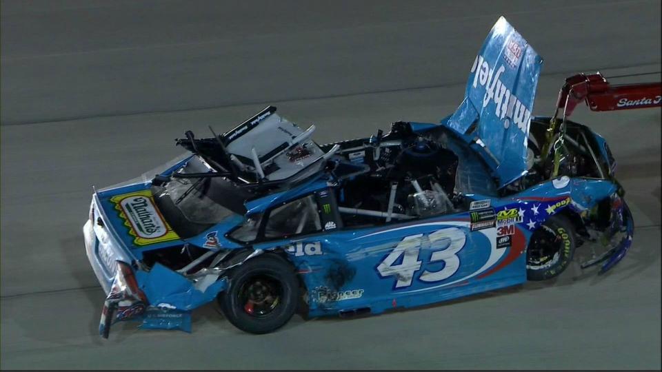 Kecelakaan NASCAR mengakibatkan mobil rusak parah. (Sumber: Business Insider). Copyright: Business Insider