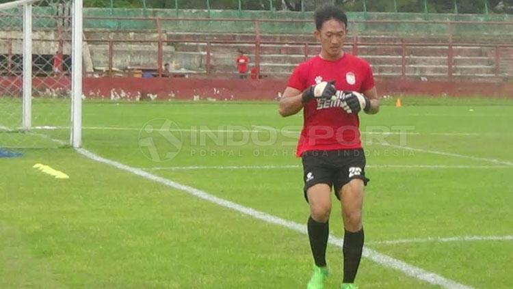 Rivky Mokodompit kiper PSM Makassar. Copyright: Muhammad Nur Basri/INDOSPORT