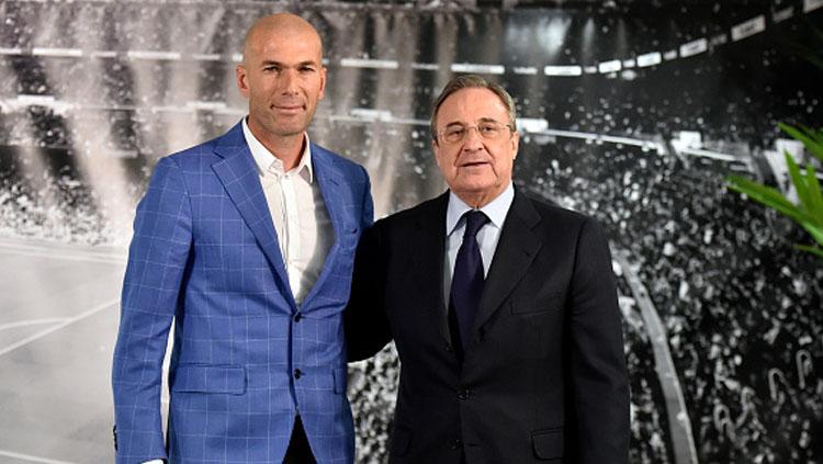 Zinedine Zidane (kiri) foto bersama presiden Real Madrid Florentino Perez. Copyright: GERARD JULIEN/AFP/Getty Images