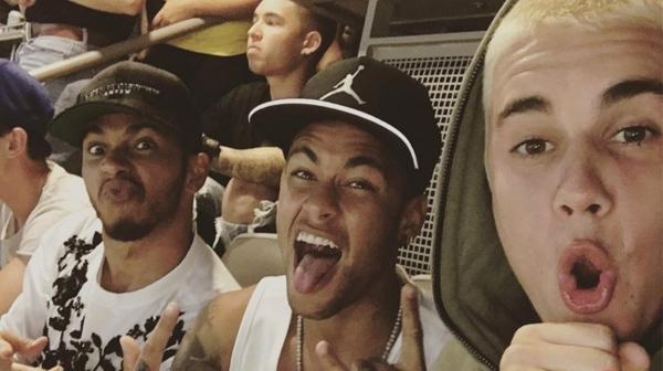 Lewis Hamilton, Neymar, dan Justin Bieber menonton laga Brasil vs Ekuador. Copyright: This Is F1