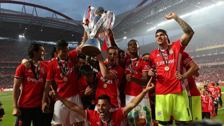 Klub asal Portugal, Benfica menjadi juara Liga NOS musim 2016/17. Copyright: Carlos Rodrigues/Getty Images