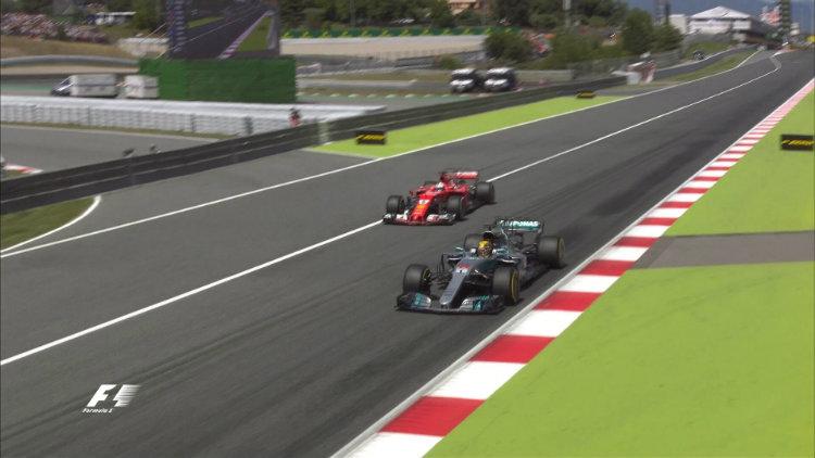 Lewis Hamilton dan Sebastian Vettel saling berebut posisi pertama di GP Spanyol. Copyright: Twitter/@F1