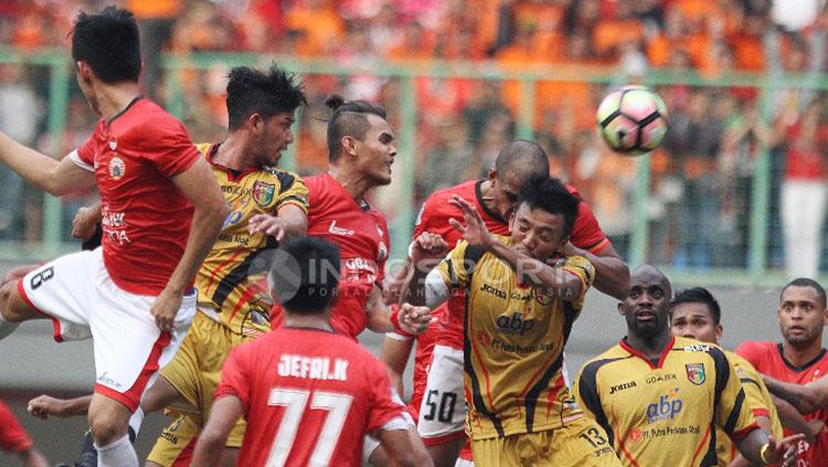 Duel sengit para pemain Persija Jakarta saat menjamu Mitra Kukar.