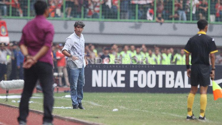 Stefano Cugurra Teco tampak tegang sepanjang laga Persija melawan Mitra Kukar. Copyright: Herry Ibrahim/Indosport