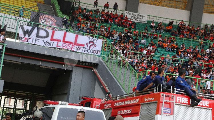 Spanduk protes yang disampaikan The Jakmania atas menurunnya performa Persija Jakarta Copyright: Herry Ibrahim/Indosport