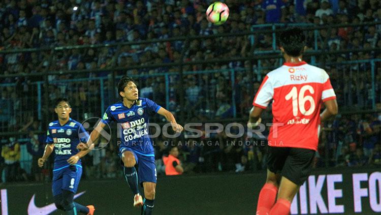 Adam Alis dianggap sudah berusaha maksimal melawan Madura United. Copyright: Ian Setiawan/Indosport