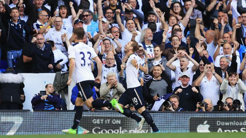 Harry Kane merayakan golnya dengan berselebrasi ke tribun penonton. Copyright: Richard Heathcote / Staff / Getty Images