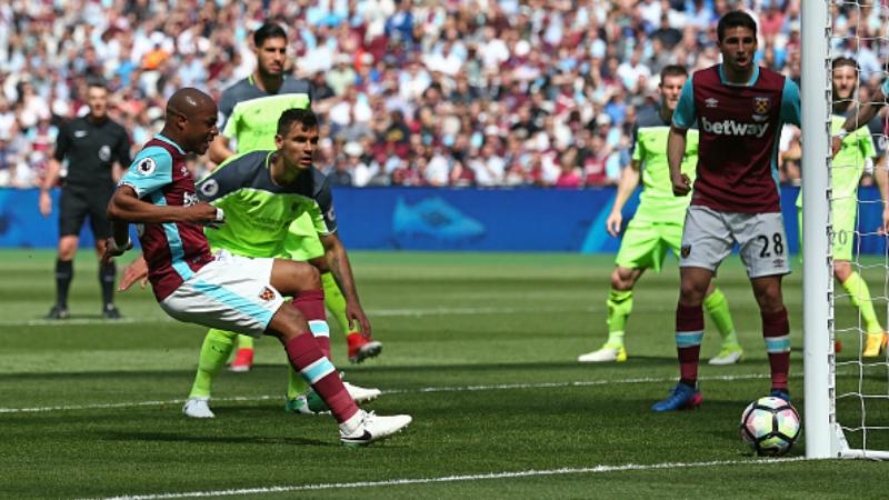 Sepakan%20Andrew%20Ayew%20%28kiri%29%20yang%20mengenai%20tiang%20gawang%20Liverpool