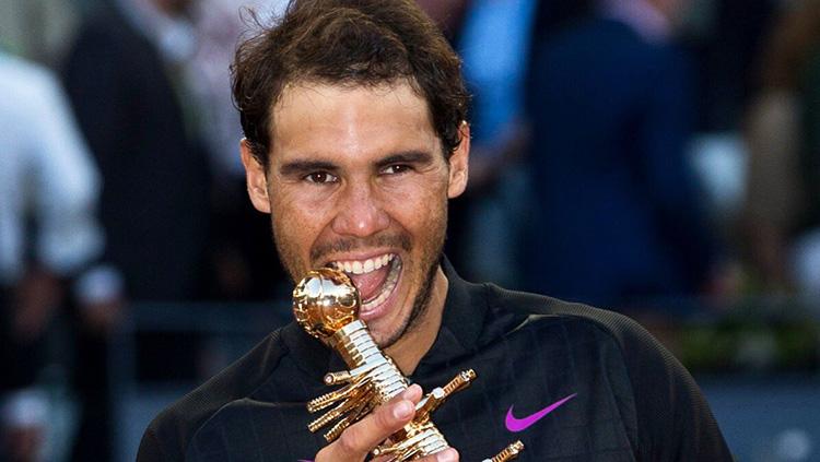 Ekspresi kegembiraan Rafael Nadal saat berhasil meraih gelar juara Madrid Terbuka 2017. - INDOSPORT