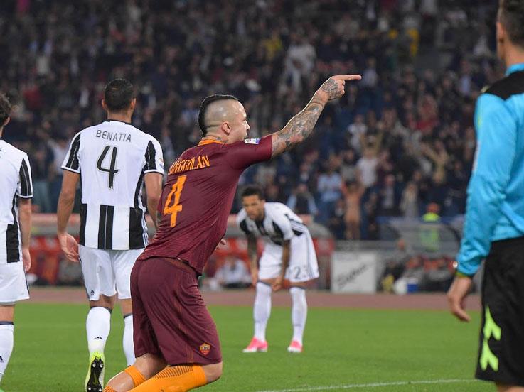 Radja Nainggolan sukses menyumbang gol untuk kemenangan Roma atas Juventus Copyright: Twitter @ASRomaEspanol