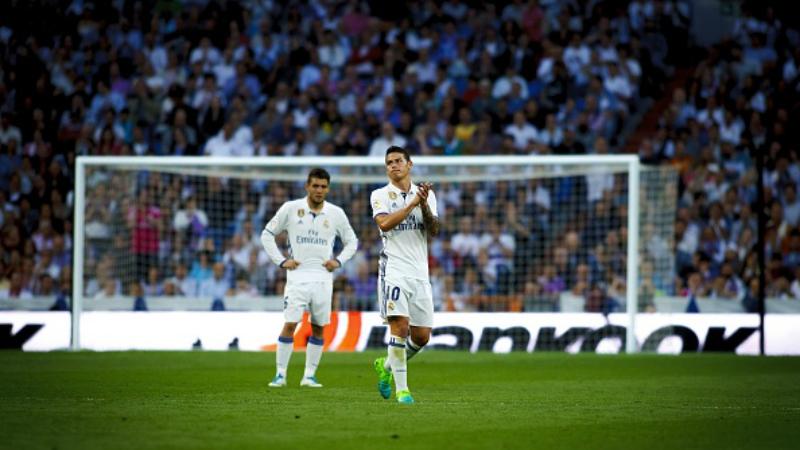 James Rodriguez (kanan) bertepuk tangan ketika hendak digantikan oleh Casemiro di menit 61. Copyright: Anadolu Agency / Contributor / Getty Images