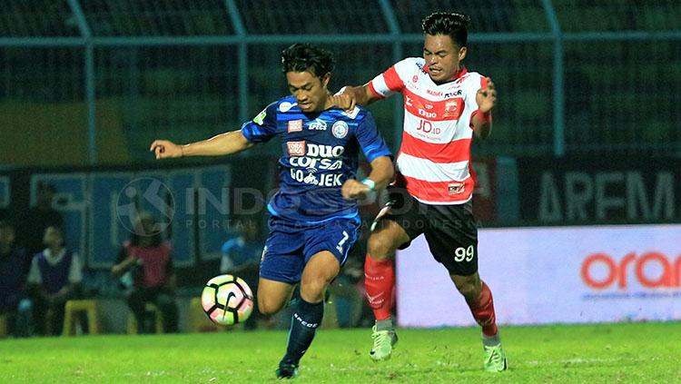 Bek kanan Arema FC, Benny Wahyudi sedang menjaga salah satu pemain Madura United. Copyright: Ian Setiawan/INDOSPORT