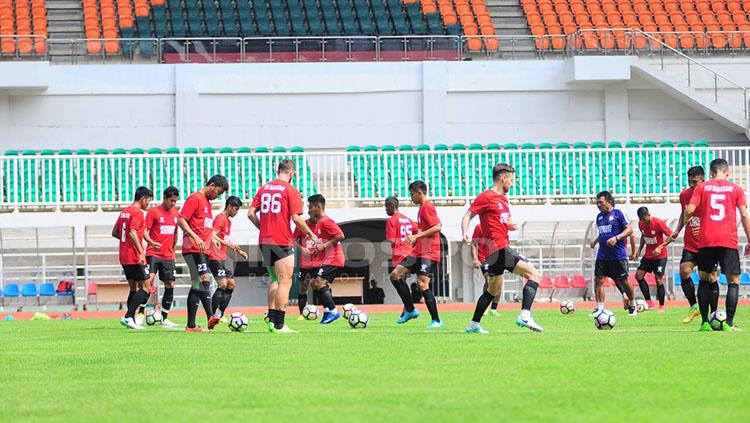PSM Makassar berlatih di Stadion Pakansari untuk hadapi PS TNI. Copyright: Muhammad Nur Basri/INDOSPORT