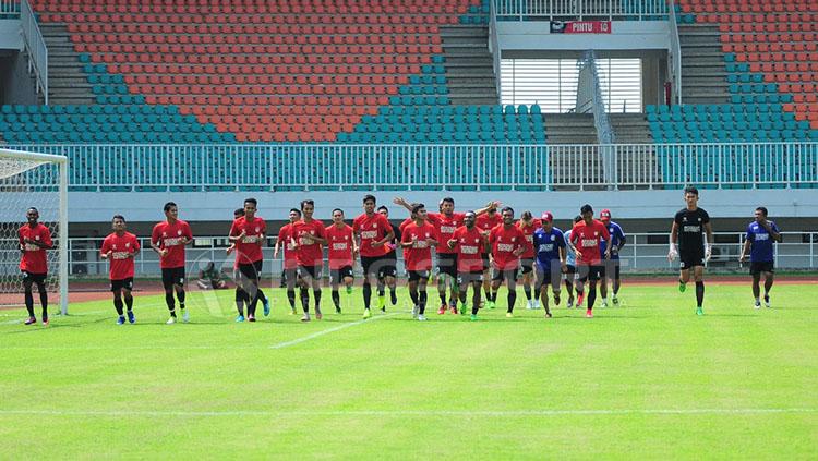 PSM Makassar berlatih di Stadion Pakansari untuk hadapi PS TNI. Copyright: Muhammad Nur Basri/INDOSPORT