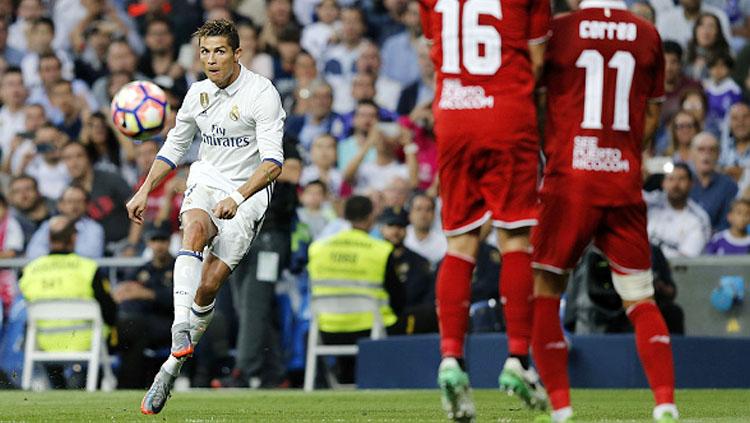 Cristiano Ronaldo tengah mengeksekusi bola pada lada saat melawan Sevilla. Copyright: Angel Martinez/Real Madrid via Getty Images