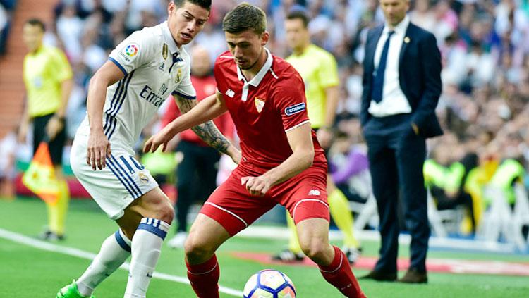 James Rodriguez (kiri) berusaha merebut bola dari Clement Lenglet. - INDOSPORT