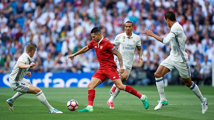 Vitolo (tengah) mendapat kepungan dari pemain Real Madrid. Copyright: fotopress/Getty Images