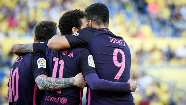 Lionel Messi, Neymar, dan Luis Suarez tengah melakukan selebrasi. Copyright: DESIREE MARTIN/AFP/Getty Images
