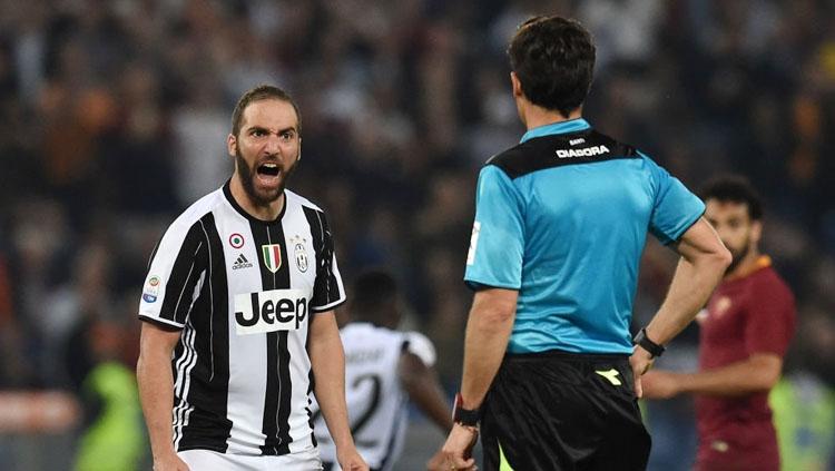 Gonzalo Higuain tampak kecewa kepada wasit. Copyright: Giuseppe Bellini/Getty Images