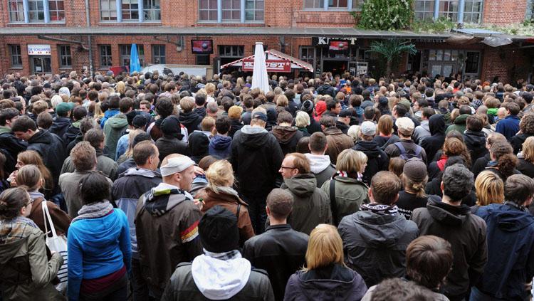 Klub dari Jerman, FC St. Pauli memberikan 1. 000 liter bir secara gratis kepada fans. Copyright: Twitter@FC St. Pauli