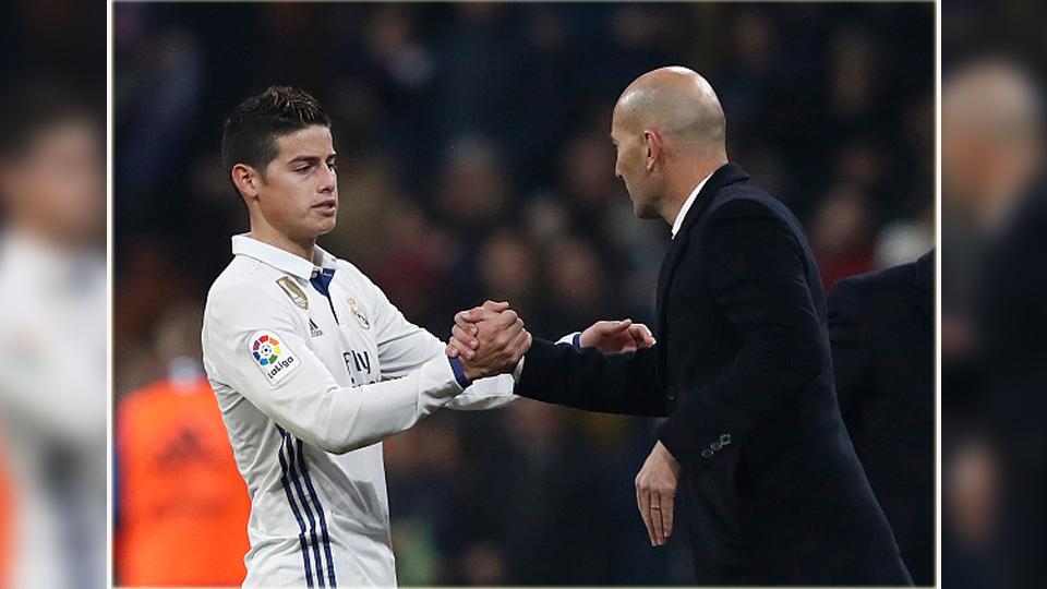 Pemain bintang Real Madrid, James Rodriguez (kiri) dan pelatihnya, Zinedine Zidane. Copyright: Helios de la Rubia/Real Madrid via Getty Images