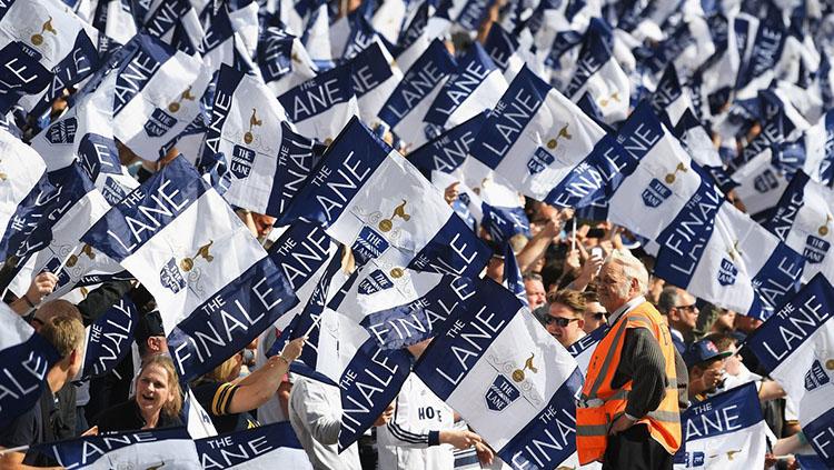 Fans Tottenham merayakan kemenangan timnya sekaligus laga terakhir Tottenham Hotspur di White Hart Lane. Copyright: Clive Rose/Getty Images