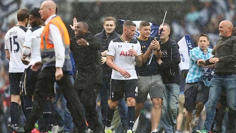 Toby Alderweireld tengah dikerumni fans untuk merayakan kemenangan sekaligus laga terakhir Tottenham Hotspur di stadion White Hart Lane. Copyright: Tottenham Hotspur FC/Tottenham Hotspur FC via Getty Images