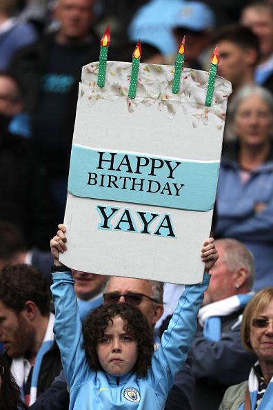 Fan Yaya Toure saat mengucapkan selamat ulang tahun. Copyright: Matthew Ashton - AMA/Getty Images