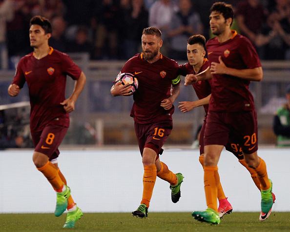 Daniele De Rossi (yang pegang bola) mencetak gol pertama untuk AS Roma saat melawan Juventus, Senin (15/05/17) dini hari WIB. Copyright: Paolo Bruno/Getty Images