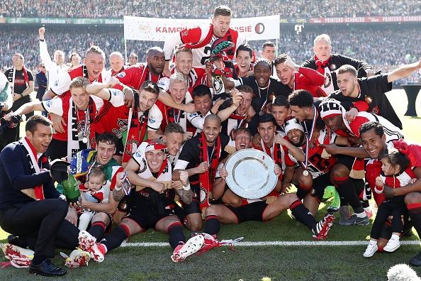 Selebrasi para pemain Feyenoord usai memastikan diri menjadi juara Eredivisie Belanda. Copyright: VI Images/Getty Images