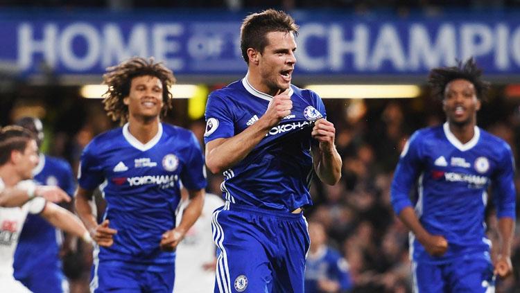 Cesar Azpilicueta saat melakukan selebrasi pada laga saat melawan Watford. Copyright: Shaun Botterill/Getty Images