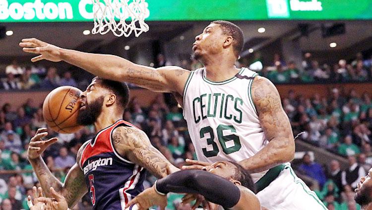 Marcus Smart (kanan atas) berushaa menggagalkan aksi pemain Washington Wizards, Markieff Morris.