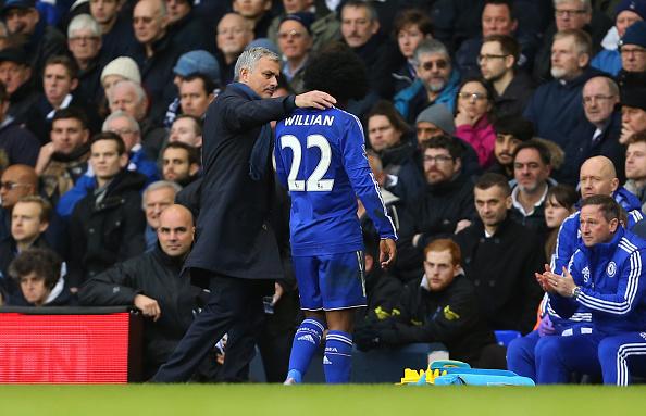 Jose Mourinho dan Willian saat keduanya masih bekerja sama di musim 2015/16 lalu. Copyright: Catherine Ivill/GettyImages