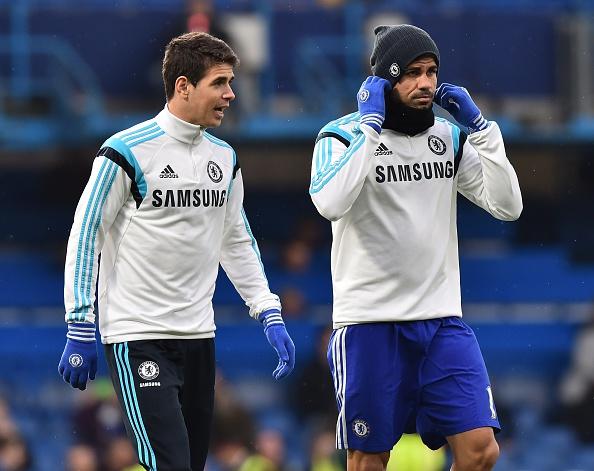 Oscar (kiri) saat masih di Chelsea dan Diego Costa. Copyright: BEN STANSALL/AFP/Getty Images