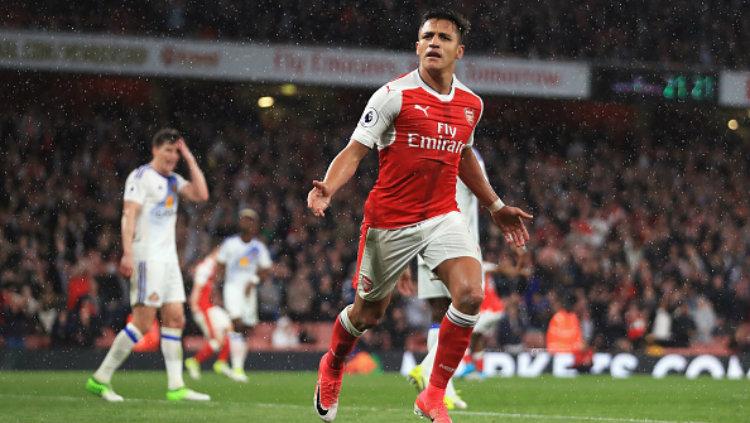 Bintang Arsenal, Alexis Sanchez melakukan selebrasi setelah mencetak gol ke gawang Sunderland. Copyright: Richard Heathcote/Getty Images