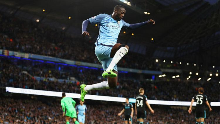 Yaya Toure berselebrasi ketika membobol gawang West Bromwich Albion. Copyright: Clive Mason/Getty Images