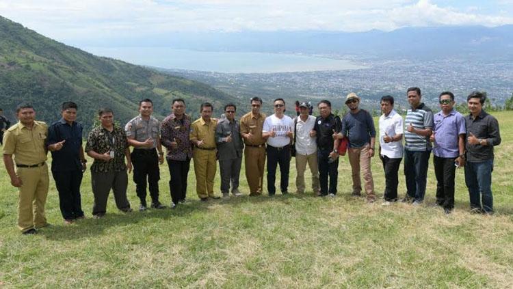 Menpora%2C%20Imam%20Nahrawi%20melakukan%20sesi%20foto%20bersama%20dengan%20nuansa%20keindahan%20alam%20Gunung%20Matantimali%2C%20Sulawesi%20Tengah.
