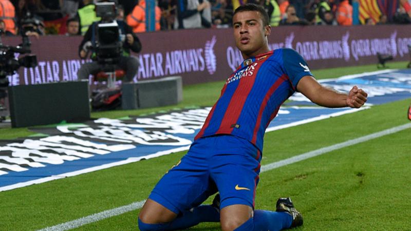 Rafinha merayakan golnya ke gawang Granada Copyright: LLUIS GENE / Staff / Getty Images