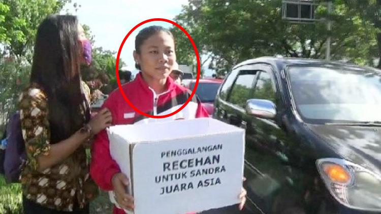 Sandra Diana Sari tanpa rasa malu dan gengsi menyuguhkan kardus minta sumbangan untuk biaya latihan. Copyright: Olahraga