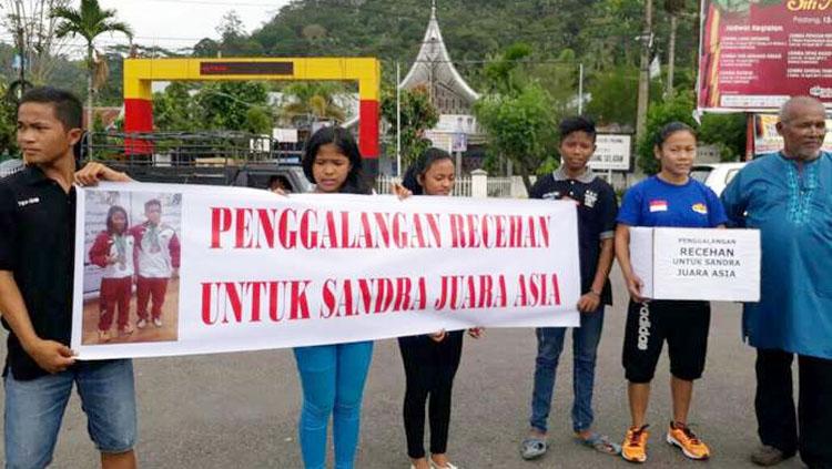 Sandra Diana Sari (kedua dari kanan) ketika menggalang recehan di Jalan Sutan Syahrir, Padang Selatan. - INDOSPORT